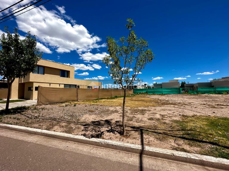 Lote en acceso sur