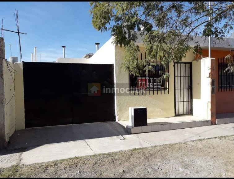 Casa en barrio amupol calle mujica laines 