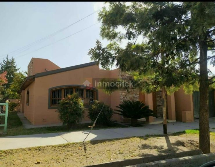 Casa en Sargento Cabral y Espejo este
