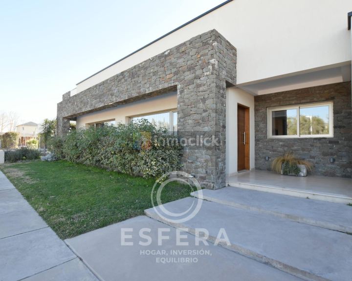 Casa en av. Hipolito Yrigoyen 3800