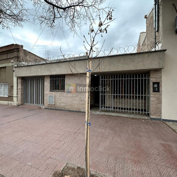 Casa en GRANADEROS AL 1800