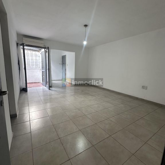 Departamento en HIPOLITO YRIGOYEN Y 25 DE MAYO