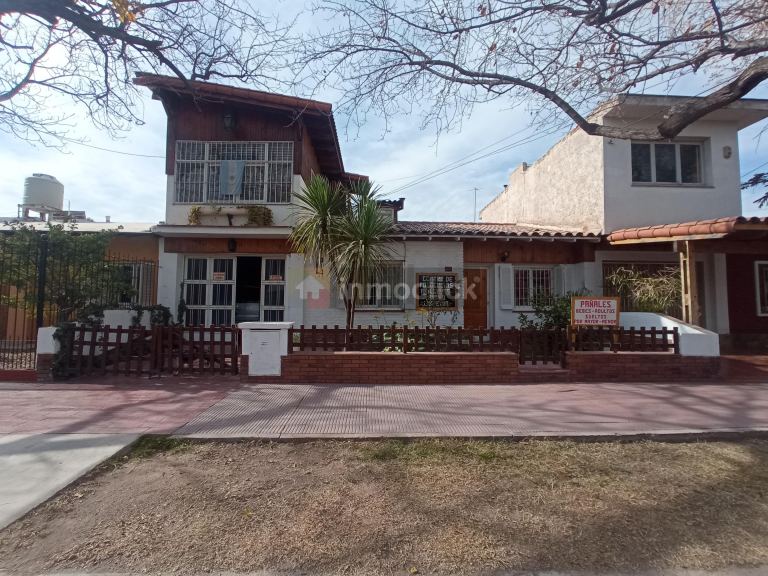 Casa en Sobre calle Cayetano Silva entre Chapanay y Ascasubi