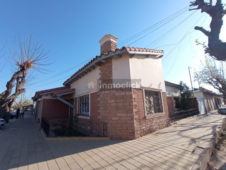 Casa en Sobre calle Padre Vera entre A.Godoy  y Rivadavia