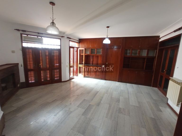 Casa en Sobre calle Sargento Cabral entre Azopardo y Azcuenaga