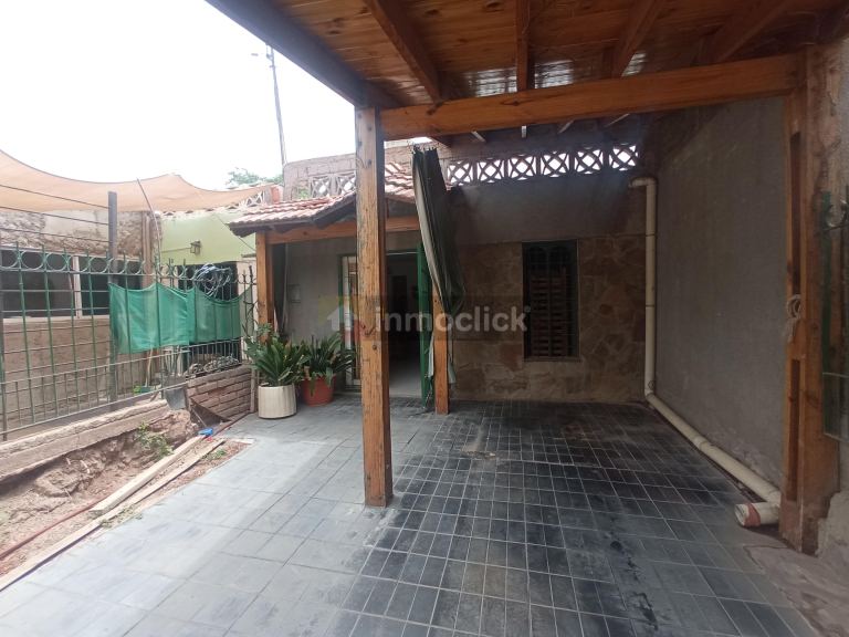 Casa en Sobre Av. Ingeniero Cipolletti entre Saenz Peña y Sgto. Cabral