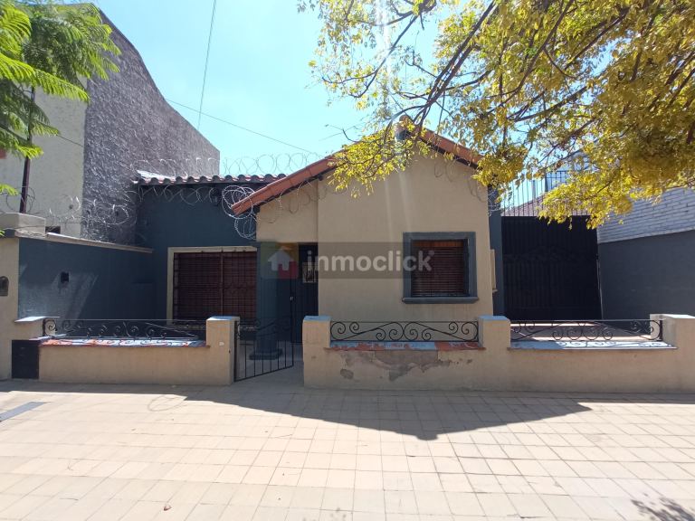 Casa en Sobre calle Marinos Argentinos 1650