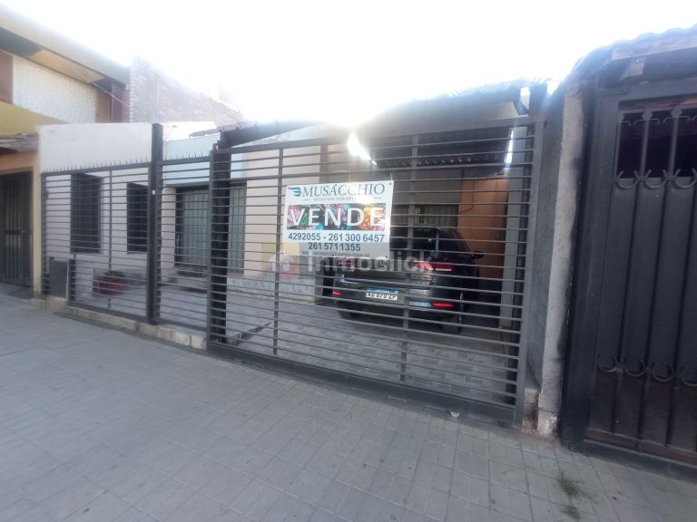 Casa en Sobre calle Comodoro Rivadavia entre Jose Maria Gutierrez y Sta. Rosa