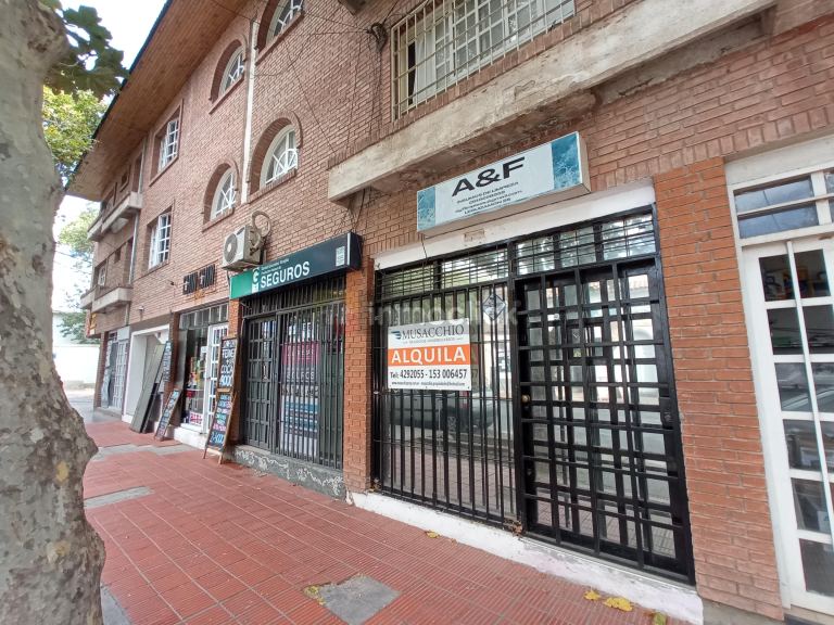 Local Comercial en Sobre calle Leguizamon entre Colon y Perito Moreno